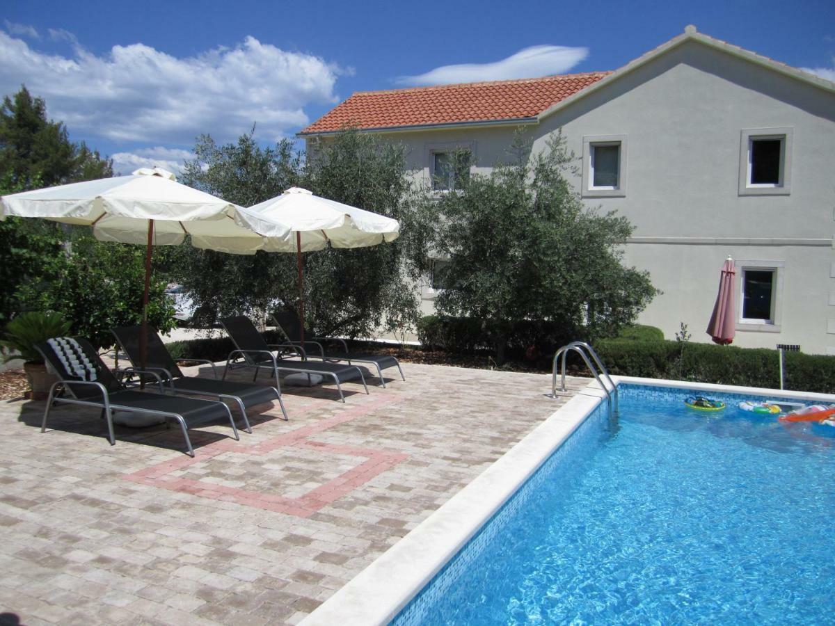 Ferienwohnung Nives B. Supetar Exterior foto