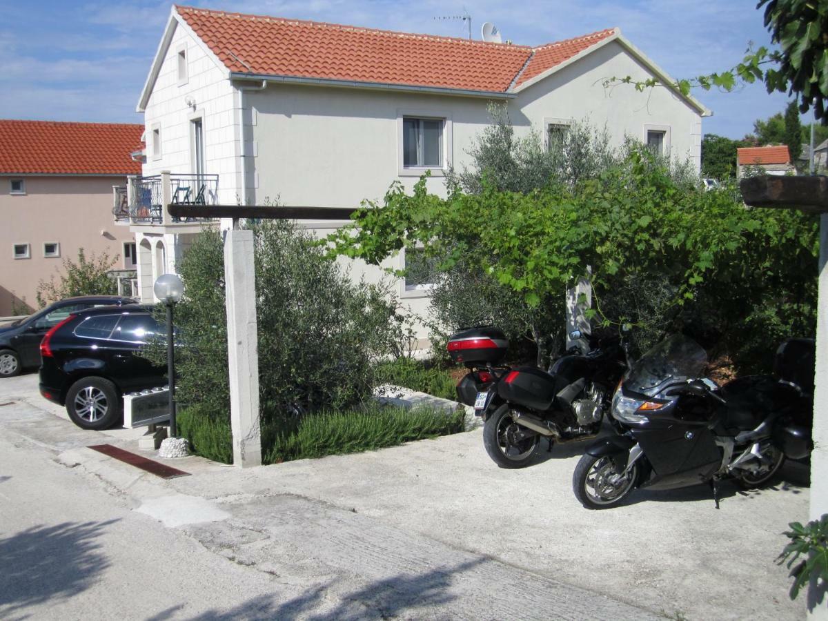 Ferienwohnung Nives B. Supetar Exterior foto